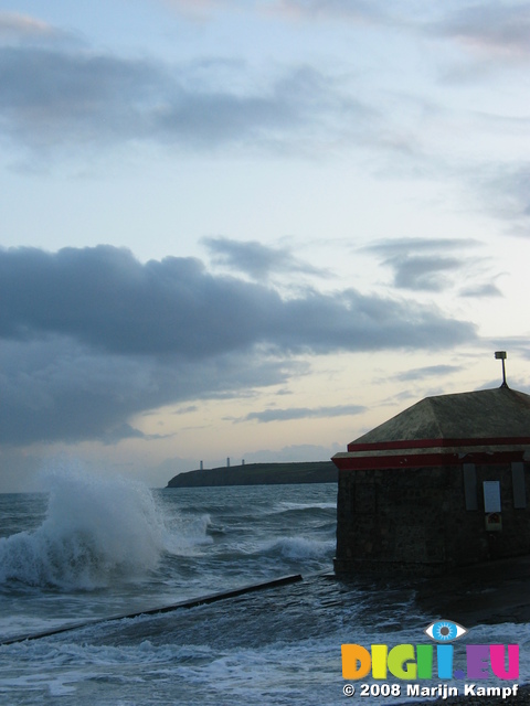 25567 Wave at lifeguard house